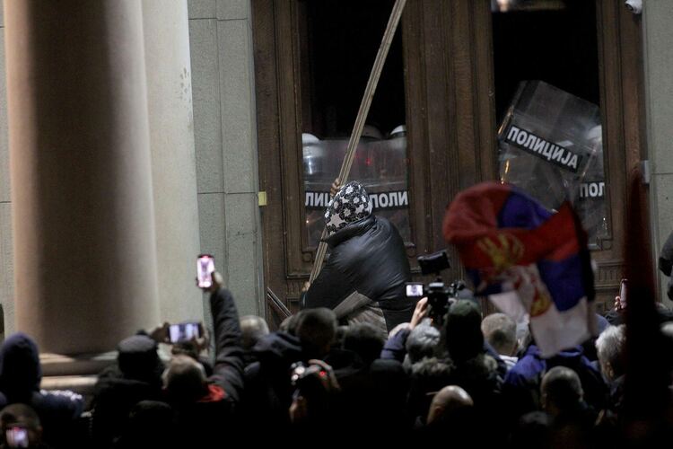 Demonstrators attempt to enter the town hall eiqexidditzatf