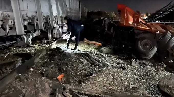 В Башкирии вагоны тепловоза сошли с рельсов после столкновения с грузовиком