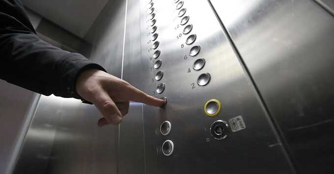 Пережившие падение переполненного лифта россияне рассказали о случившемся