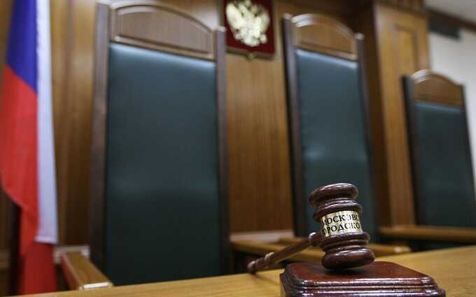 Экс-сотрудника ФСБ и зампрокурора осудили за вымогательство у оборонной компании