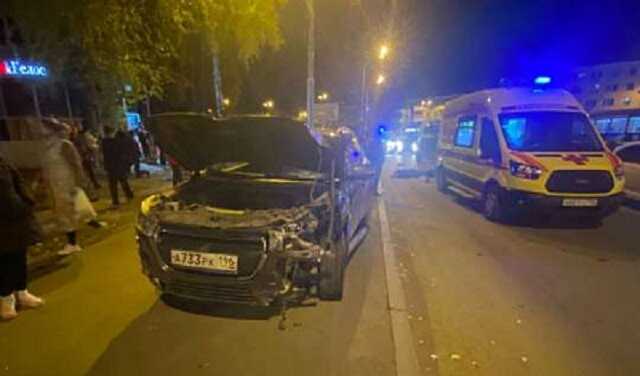 В Екатеринбурге пенсионер влетел на автомобиле в автобусную остановку, погибли 2 человека