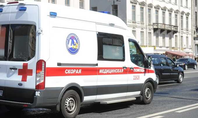 В Петербурге врачи скорой нашли в квартире мужчину с простреленным бедром