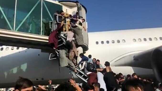 В сети появилось видео, как разъяренная толпа прорвалась на взлётно-посадочную полосу аэропорта в Махачкале