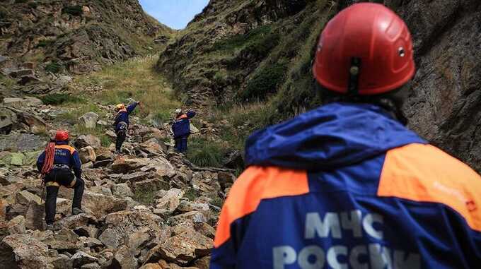 Отца с 13-летней дочерью второй день снимают с горы в Сочи