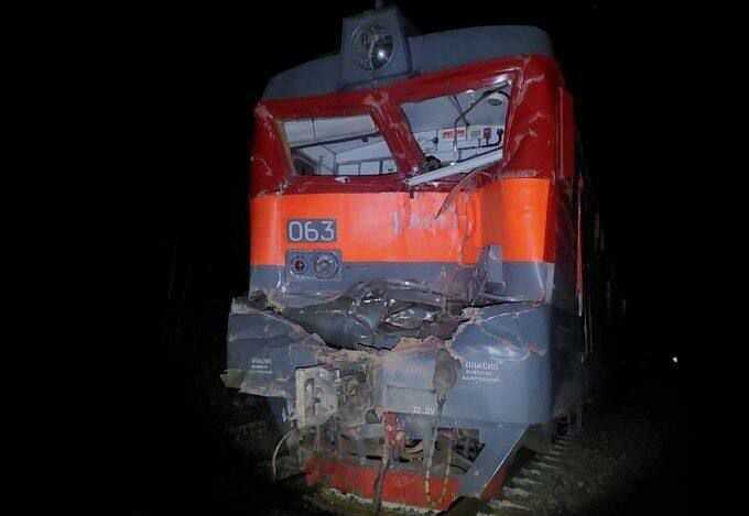 Пассажирский поезд столкнулся с фурой в Иркутской области: есть погибшие