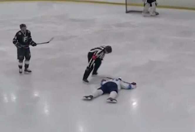 В Москве прямо во время матча умер хоккеист