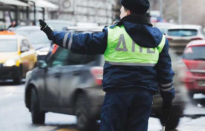 Пьяный водитель из Тоншаево выбил зуб сотруднику ГАИ при задержании, вырвался и спрятался у себя дома