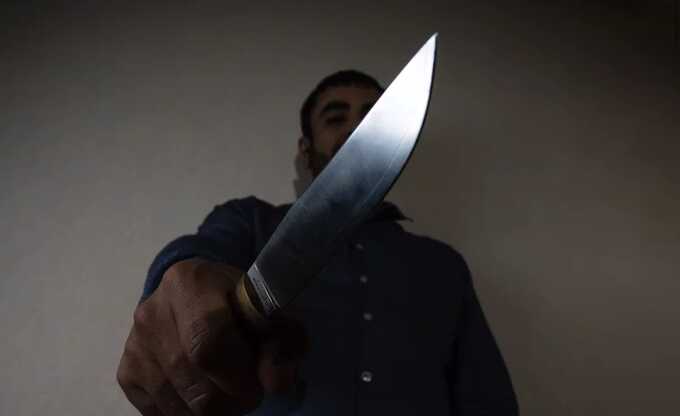 В Магнитогорске мужчина напал с ножом на полицейского