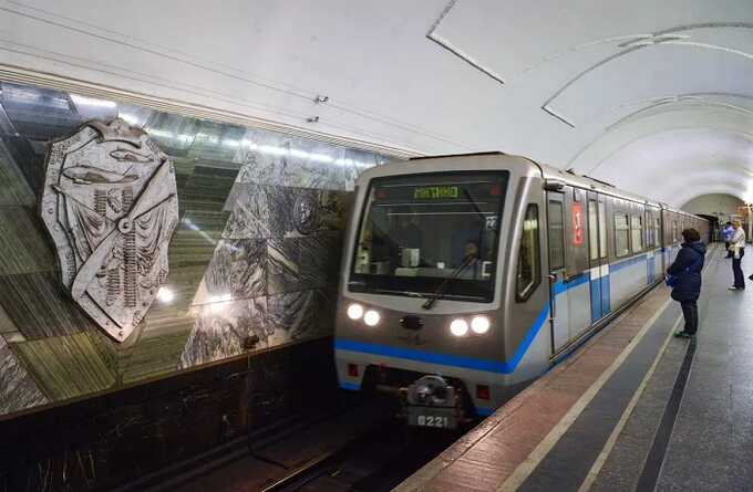 На пассажирку московского метро напали, потому что она встала спиной к мужчине