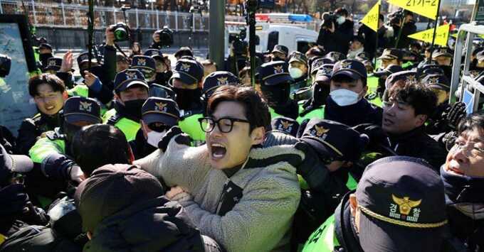 В Сеуле южнокорейские фермеры подрались с полицией во время митинга против закона, который запретит употребление собак в пищу