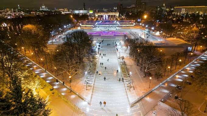 В московском Парке Горького давка: люди не могут попасть на каток