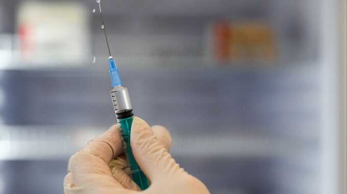 В больницах 12 регионов России начался острый дефицит вакцин от кори и коклюша