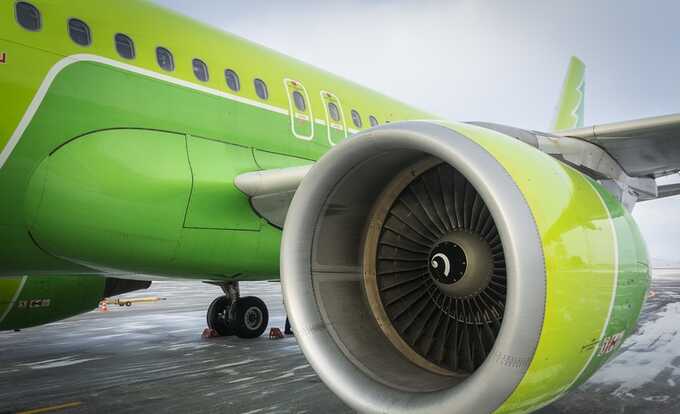 Пассажирский Boeing 737 авиакомпании S7 экстренно сел в Новосибирске из-за помпажа двигателей