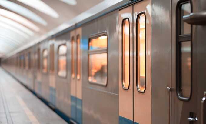 Драка пенсионерки и молодой россиянки в вагоне метро попала на видео