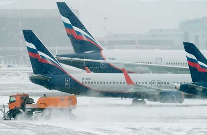 «Оранжевый» уровень опасности: в трёх московских аэропортах задержаны 33 рейса, а два — отменены