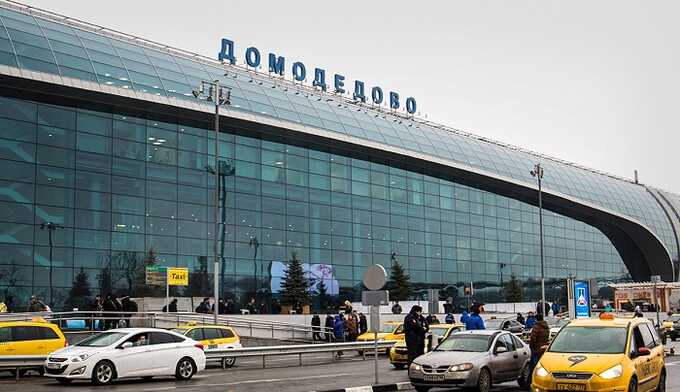 Двоих сотрудников полиции в Домодедово подозревают в краже 10 миллионов рублей из багажа пассажира