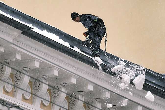 В Воронеже глыба снега рухнула с крыши на гулявшего с собакой россиянина