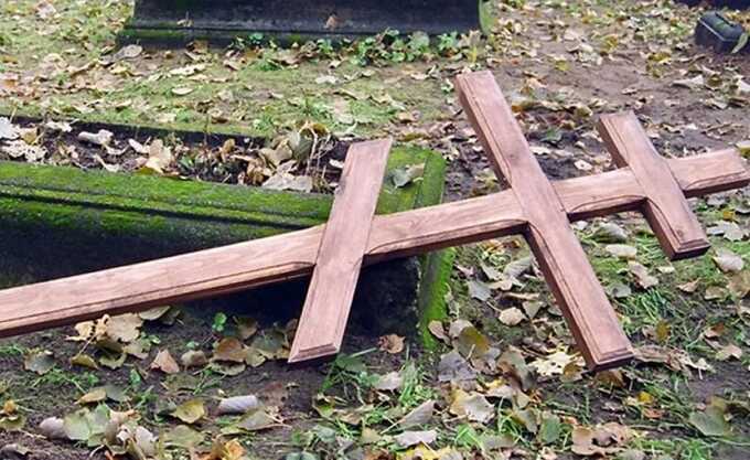 В Екатеринбурге 13-летний ребёнок прожил всю жизнь среди могильных крестов с кладбища