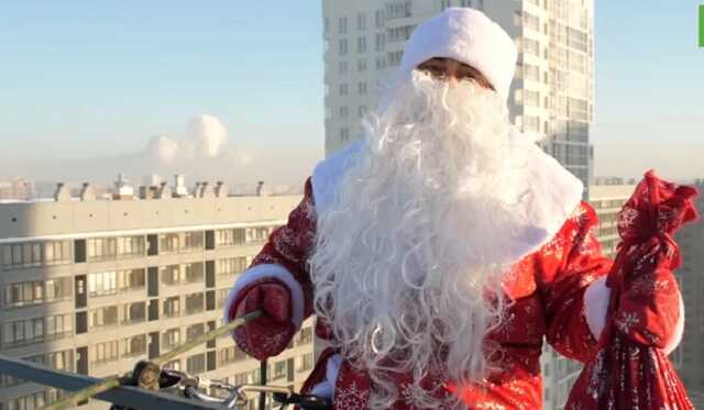 В Челябинске погиб альпинист, сорвавшийся с многоэтажки в образе Деда Мороза