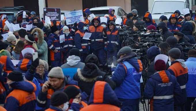 Низкие зарплаты и переработки: в Монголии прошел митинг работников жилищно-коммунального хозяйства