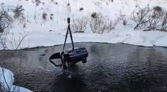 На Сахалине из водоёма МЧС достало автомобиль с телом