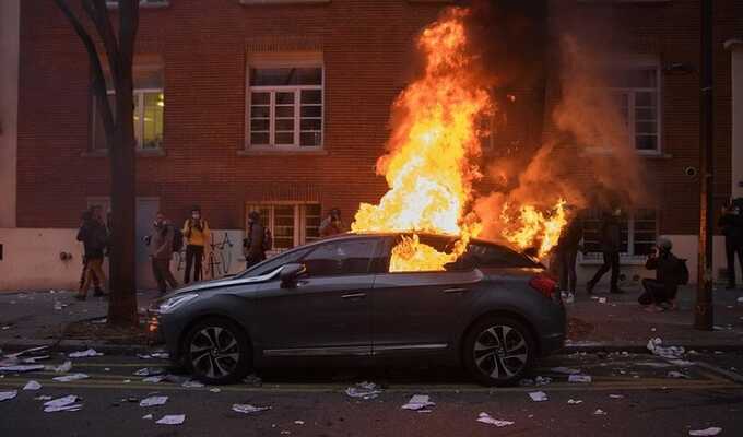 Вандалы сожгли 745 автомобилей в новогоднюю ночь во Франции