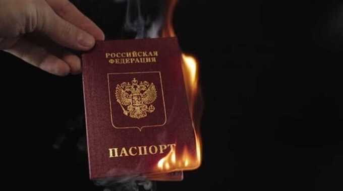 В Брянске пьяная блогерша показательно сожгла в новогоднюю ночь свой российский паспорт