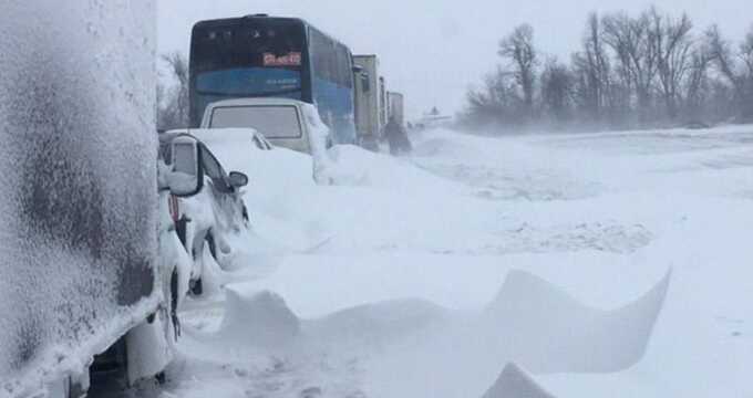 Водители оказались заблокированы в многокилометровой пробке на российской трассе