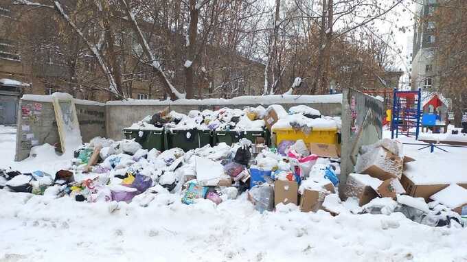 Жители Челябинска пожаловались на «утонувший в мусоре» в новогодние праздники город