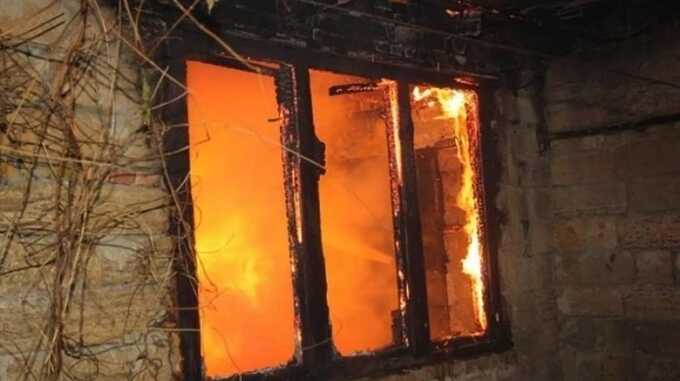 Два человека погибли при пожаре в жилом доме в Саратовской области