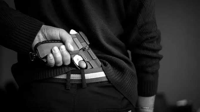 В Тюмени толпа мужчин с пистолетами устроила облаву на водителя в одном из дворов