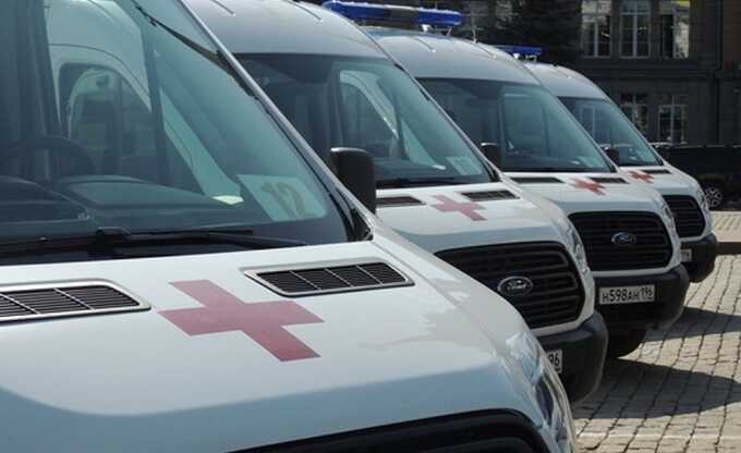 В Екатеринбурге при столкновении скорой и легковушки пострадали два медика