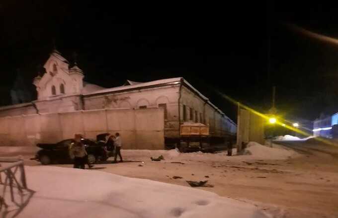 В канун Рождества самосвал разрушил часть монастыря в Кунгуре в результате ДТП