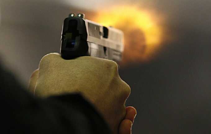 В Казани мужчина открыл стрельбу по людям возле торгового центра