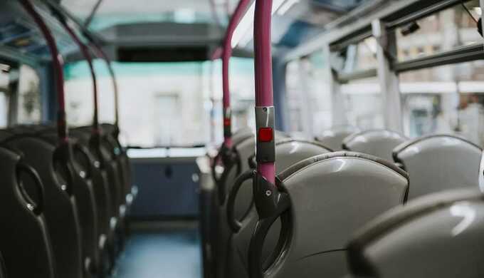 В Петербурге 28-летнюю женщину вытолкнули из автобуса из-за сложностей с оплатой проезда