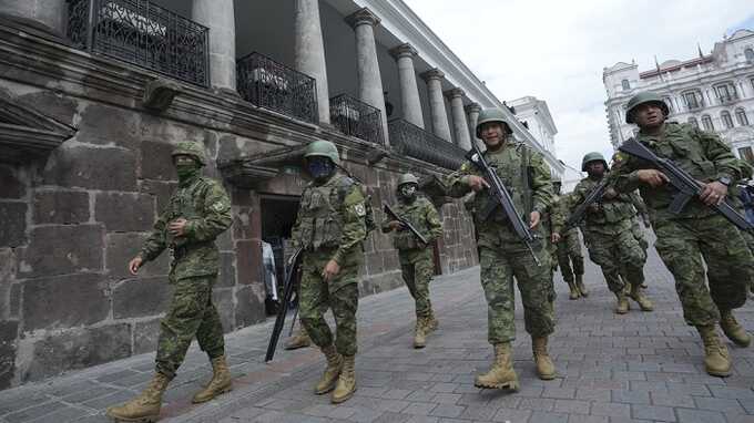 В Эквадоре, где преступные группировки устроили открытый мятеж против власти, в города ввели армию
