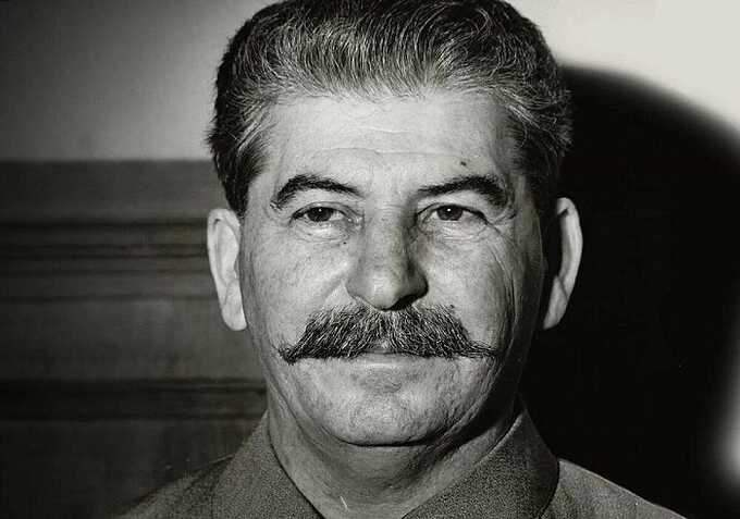 Неизвестные в Тбилиси облили краской икону с изображением Сталина