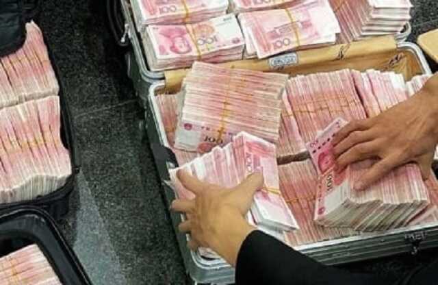 В Китае мужчина после 20 лет признался своему сыну, что он является миллионером