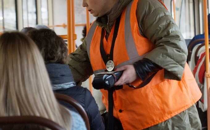 В Петербурге молодые люди вырвали волосы кондукторше за просьбу оплатить проезд