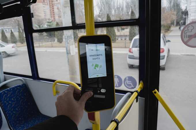 В Сибири из автобуса высадили женщину, пытавшуюся оплатить проезд двумя разными способами