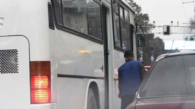 Водители автобусов подрались на дороге российского города и попали на видео