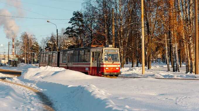 Появилось видео избиения кондуктора трамвая в Петербурге тремя подростками