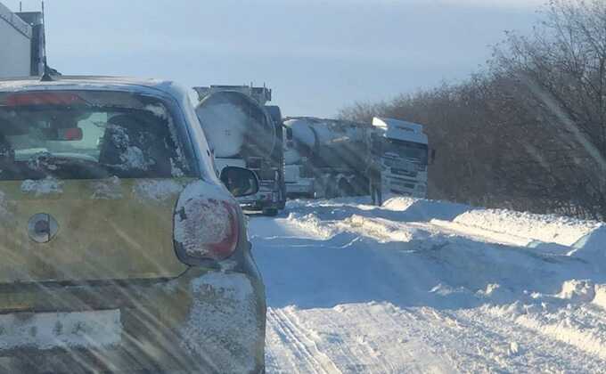 Сотни автомобилей застряли в снежных заторах в Ульяновской области и Татарстане