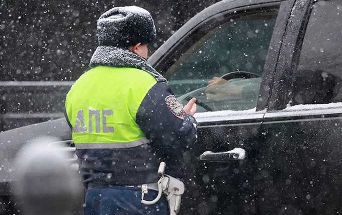 Водитель внедорожника, буксировавший сына на снегокате, накопил 100 штрафов