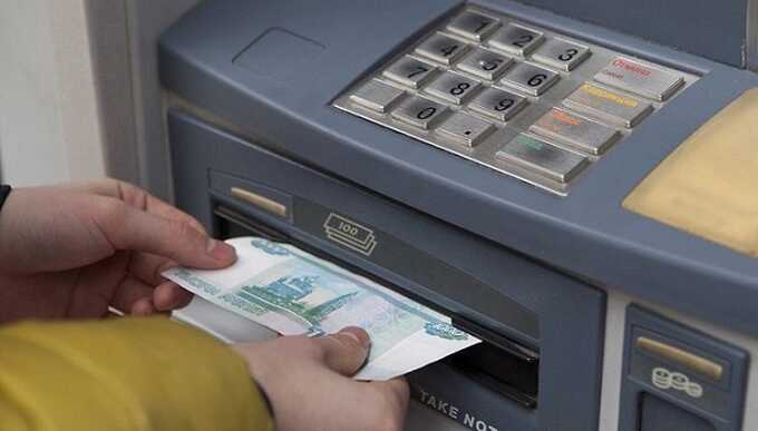 В центре Москвы клиент решил ограбить банкомат, пока снимал деньги с карты