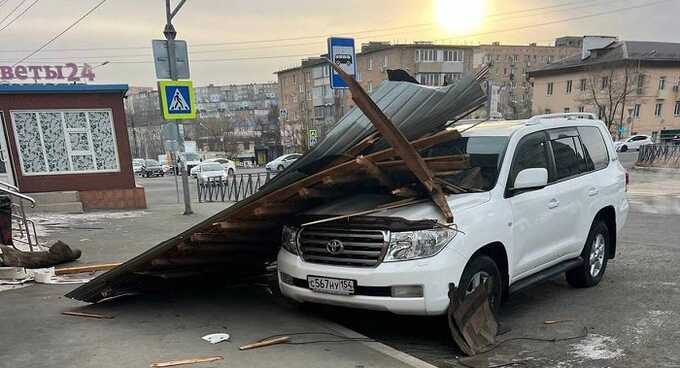 Во Владивостоке сильный ветер срывает крыши и сносит заборы