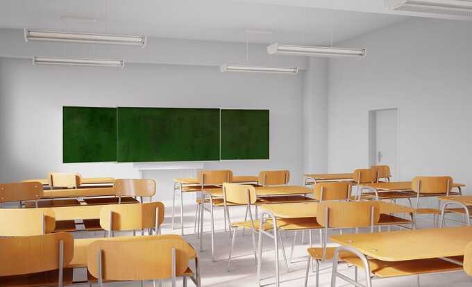 Помощника учителя средней школы обвинили в совращении учеников