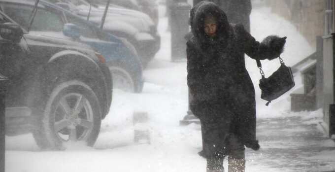 Женщину сдуло сильным порывом ветра во Владивостоке