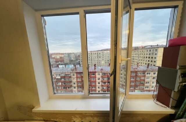 В Сибири подросток выпал из окна девятого этажа