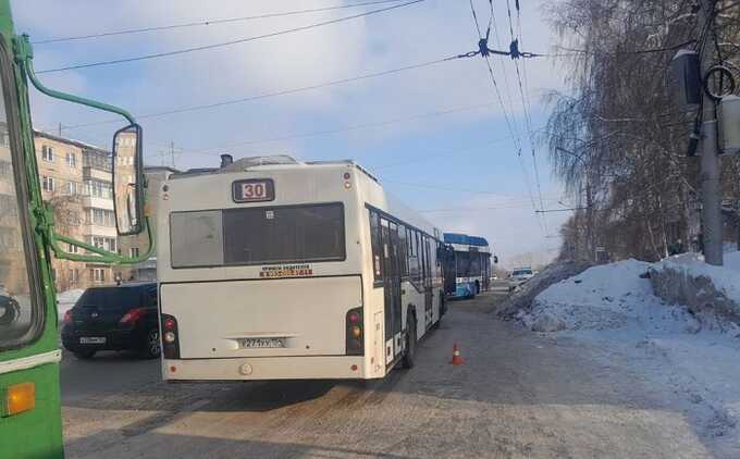 В Новосибирске ребёнок выпал из автобуса на ходу